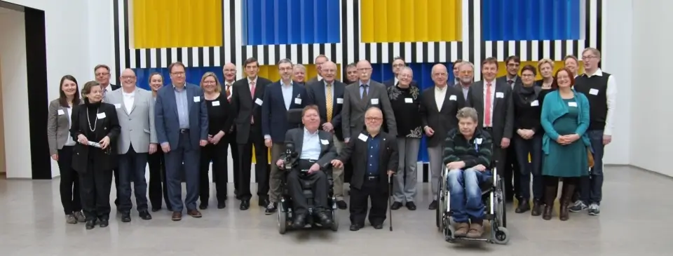 Das Bild zeigt Mitglieder des Expertenkreises und Mitglieder der Bundesfachstelle. Sie stehen im Atrium des Bundesministeriums für Arbeit und Soziales. Foto: Uta Deiss