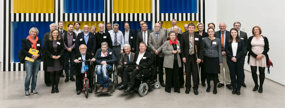 Das Bild zeigt die Mitglieder des Expertenkreis. Sie stehen im Atrium des Bundesministerium für Arbeit und Soziales. Foto: Gregor Schmidt