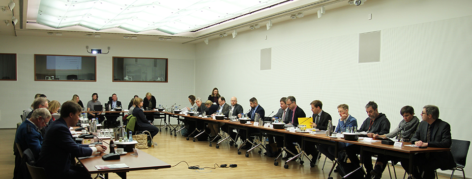 Die Expertinnen und Experten sitzen zusammen mit Mitarbeiterinnen und Mitarbeitern der Bundesfachstelle an einem großen Tisch. Foto: Bundesfachstelle Barrierefreiheit