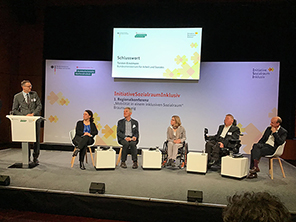 Die Teilnehmer der Podiumsdiskussion. Foto: Bundesfachstelle Barrierefreiheit