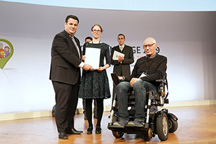Urkundenübergabe Bundesteilhabepreis 2019, 1. Preis - Foto: BMAS/Maelsa