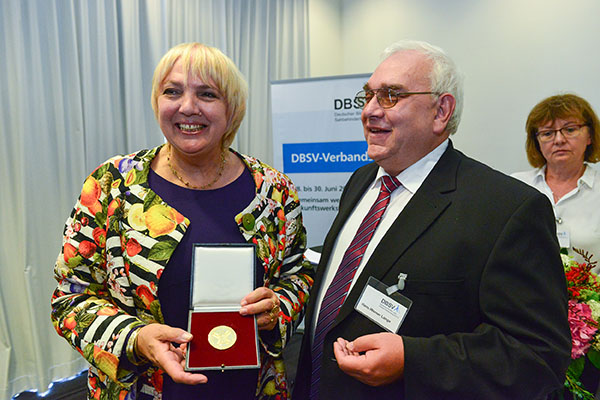 Bundestagsvizepräsidentin Claudia Roth wurde mit der DBSV-Ehrenmedaille ausgezeichnet. Rechts: DBSV-Vizepräsident Hans-Werner Lange. Foto: DBSV/Ziebe