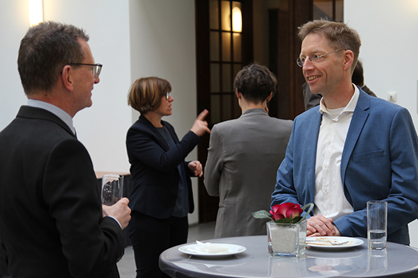 Andreas Gülker (links), Mitglied der Geschäftsführung der KBS, und Klemens Kruse von der Bundesfachstelle Barrierefreiheit im Gespräch. Foto: Bundesfachstelle Barrierefreiheit