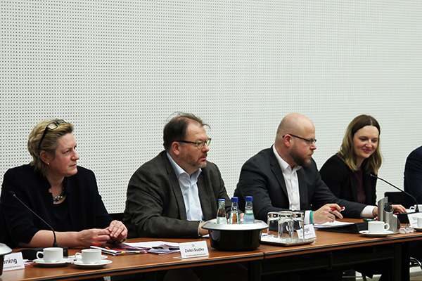 V.l.n.r.: Dr. Petra Zadel-Sodtke, Helmut Vogel (Deutscher Gehörlosen-Bund), Sven Niklas, Simone Miesner. Foto: Bundesfachstelle Barrierefreiheit