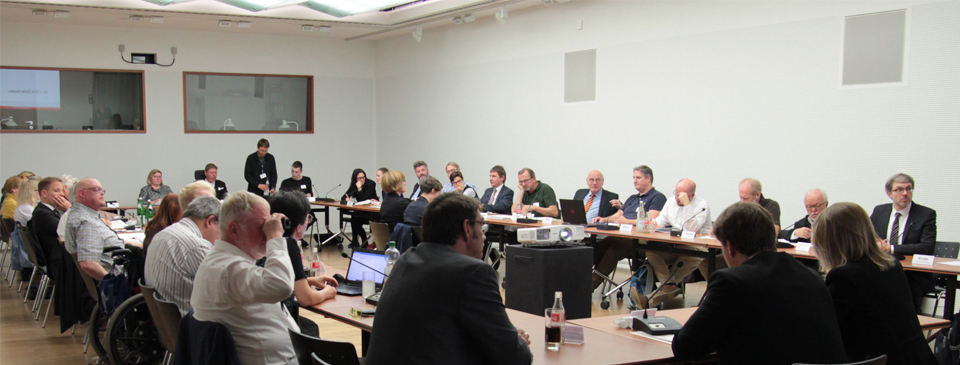 Die Vertreterinnen und Vertreter aus dem Expertenkreis sitzen mit Mitarbeiterinnen und Mitarbeitern der Bundesfachstelle im Tagungsraum im Kleisthaus. Foto: Bundesfachstelle Barrierefreiheit