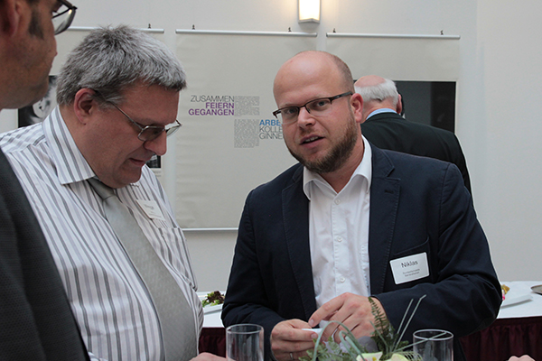 Experte Klaus-Peter Wegge (links) von der Bitkom und Sven Niklas von der Bundesfachstelle Barrierefreiheit im Gespräch. Foto: Bundesfachstelle Barrierefreiheit