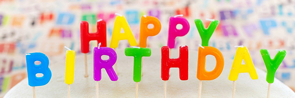 Schriftzug "Happy Birthday" auf einer Torte