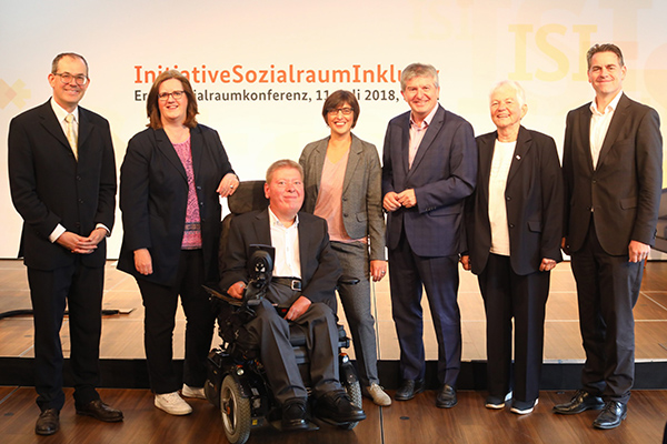  v.l.n.r.: Dr. Valentin Aichele, Kerstin Griese, Dr. Volker Sieger, Vanessa Ahuja, Peter Renzel, Renate Falk, Stefan Hahn. Foto: Thomas Rafalzyk/BMAS