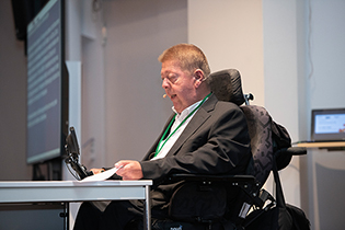 Dr. Volker Sieger spricht - Foto: Bundesfachstelle Barrierefreiheit/Angelika Stehle