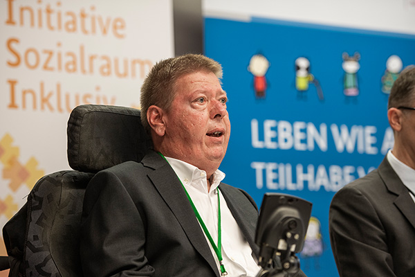 Dr. Volker Sieger spricht - Foto: Bundesfachstelle Barrierefreiheit/Angelika Stehle