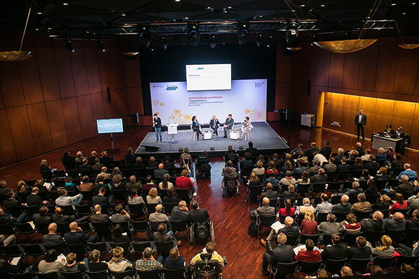 Blick von oben auf die Bühne und das Publikum. Foto: Thomas Rafalzyk/BMAS