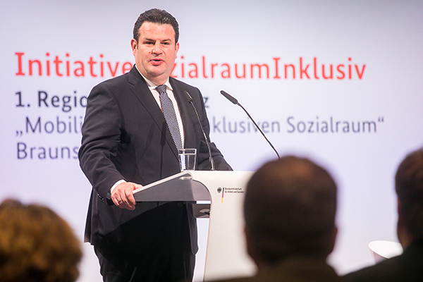 Bundesminister Hubertus Heil steht auf der Bühne und redet. Foto: Thomas Rafalzyk/BMAS