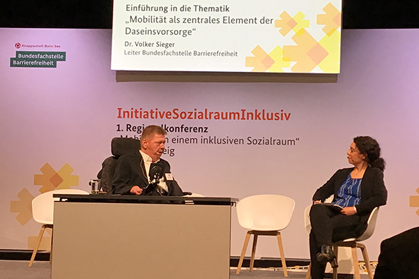 Dr. Volker Sieger, Leiter der Bundesfachstelle Barrierefreiheit (links), spricht mit der Moderatorin Dr. Julia Kropf. Foto: Bundesfachstelle Barrierefreiheit