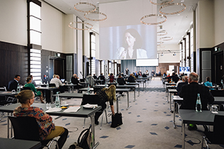 Das Publikum im Saal - Foto: Bundesfachstelle Barrierefreiheit/Carsten Beier