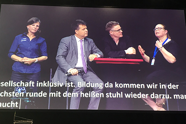Podiumsdiskussion bei den Kulturtagen der Gehörlosen, u.a. mit Jürgen Dusel, Behindertenbeauftragter der Bundesregierung (Zweiter von links). Foto: Bundesfachstelle Barrierefreiheit