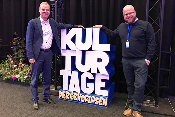 Dr. Markku Jokinen, Präsident des Europäischen Gehörlosenverbandes EUD, und Sven Niklas, Bundesfachstelle Barrierefreiheit (rechts). Foto: Bundesfachstelle Barrierefreiheit