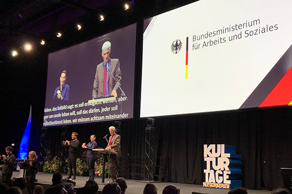 Staatssekretär des BMAS Dr. Rolf Schmachtenberg begrüßt die Gäste der Kulturtage der Gehörlosen. Foto: Bundesfachstelle Barrierefreiheit