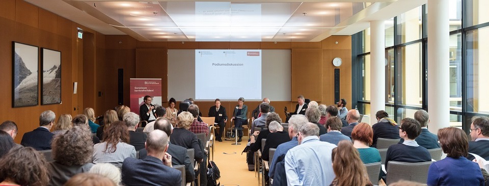 Das Bild zeigt die Podiumsdiskussion bei Fachgespräch „Nachhaltig barrierefreien/-reduzierten Wohnraum schaffen in einer älter werdenden Gesellschaft“ - Foto: Gregor Schmidt