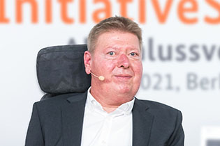 Porträtfoto eines mittelalten Mannes. Er hat kurze, dunkelblonde Haare und trägt ein weißes Hemd und ein schwarzes Jackett. Bild: Thomas Rafalzyk