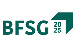 Der Schrifzug "BFSG 2025" ist in grün zu sehen, oben rechts ein Pfeil.