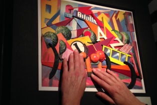 Zwei Hände tasten das Modell eines Kunstwerks ab. Foto: Bundesfachstelle Barrierefreiheit / Berlinische Galerie