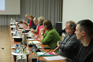 Vertreterinnen und Vertreter aus dem Expertenkreis sitzen mit Mitarbeiterinnen und Mitarbeitern der Bundesfachstelle im Tagungsraum im Kleisthaus. Foto: Bundesfachstelle Barrierefreiheit