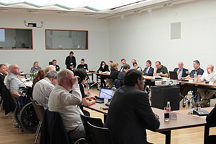 Die Vertreterinnen und Vertreter aus dem Expertenkreis sitzen mit Mitarbeiterinnen und Mitarbeitern der Bundesfachstelle im Tagungsraum im Kleisthaus. Foto: Bundesfachstelle Barrierefreiheit