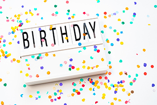 Schriftzug "Birthday", darüber und drumherum buntes Konfetti zu sehen. Bild: pexels/Ylanite Koppens