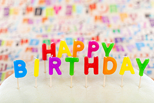Schriftzug "Happy Birthday" auf einer Torte
