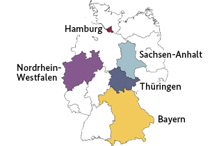Die Grafik zeigt eine Deutschlandkarte, auf der fünf Bundesländer farblich hervorgehoben sind: Nordrhein-Westfalen, Hamburg, Sachsen-Anhalt, Thüringen und Bayern. Foto: Bundesfachstelle Barrierefreiheit