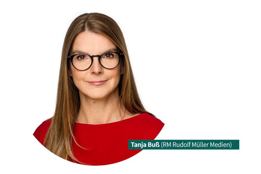 Porträtfoto von Tanja Buß. Sie trägt eine Brille und hat lange, braune Haare.
